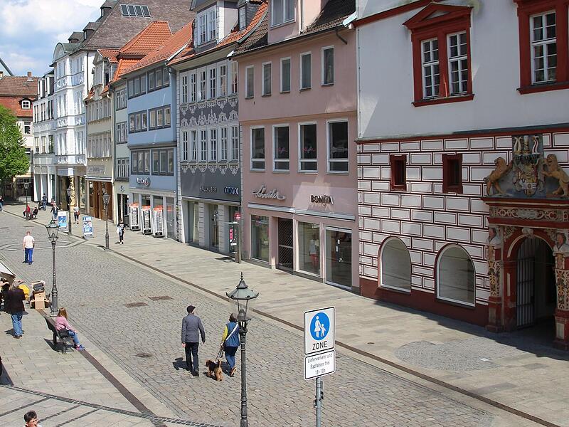 Zuletzt haben in der Coburger Spitalgasse auch die Gesch&auml;fte Maiwald, Knopf Schneider und Hallhuber (von rechts) geschlossen.