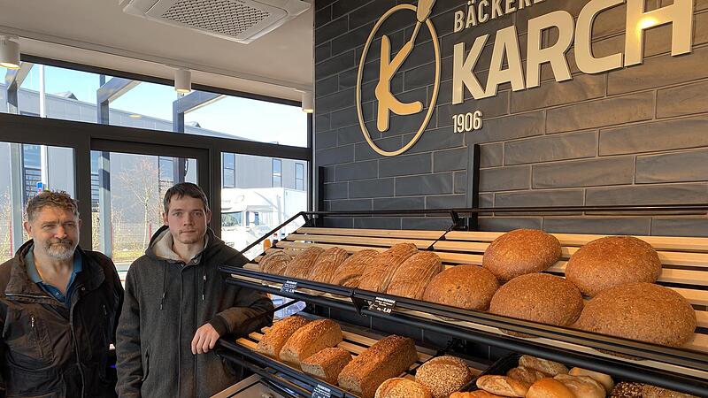 Die traditionellen Backwaren sind nur ein Teil des Angebots der B&auml;ckermeister Martin (links) und Andr&eacute; Karch in der neuen Oerlenbacher Filiale.