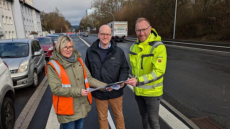 Ab Montag, 3. M&auml;rz wird ein Teil des Nordrings voll gesperrt. Das Bild zeigt von links: Sonja Brettschneider (Stra&szlig;enverkehrsbeh&ouml;rde Stadt Bad Kissingen), Oberb&uuml;rgermeister Dirk Vogel und Bauleiter Marcel Zimmermann.
