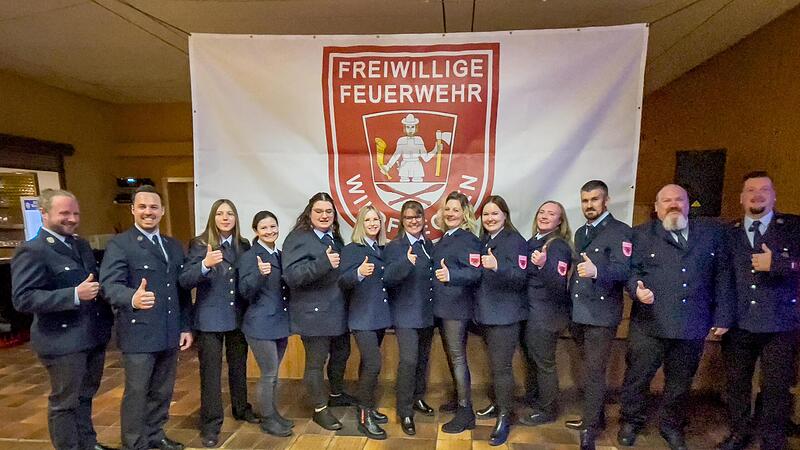 Neuaufnahmen bei der Feuerwehr Wildflecken: (von links) Tobias Fröhlich (Kommandant), Daniel Kleinheinz (stv. Kommandant), Laetizia Schön, Jana Tong, Nina Breitenbach, Julia Barwich, Anke Krause, Alexandra Stäbe, Katharina Runschke, Johanna Müller...