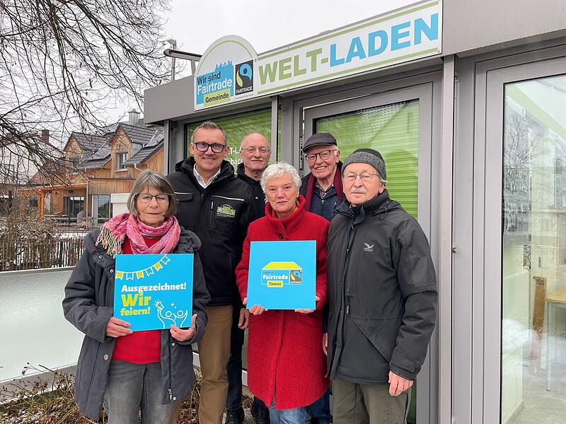Der &bdquo;Aktionskreises f&uuml;r eine faire Welt e.V.&ldquo; und B&uuml;rgermeister Ludwig Wahl (Zweiter von links) freuen sich in R&ouml;ttenbach &uuml;ber die Auszeichnung.