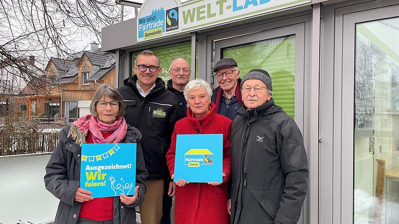 Der &bdquo;Aktionskreises f&uuml;r eine faire Welt e.V.&ldquo; und B&uuml;rgermeister Ludwig Wahl (Zweiter von links) freuen sich in R&ouml;ttenbach &uuml;ber die Auszeichnung.