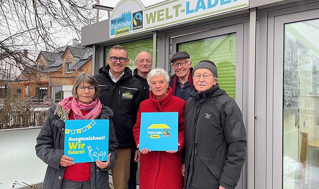 Der „Aktionskreises für eine faire Welt e.V.“ und Bürgermeister Ludwig Wahl (Zweiter von links) freuen sich in Röttenbach über die Auszeichnung. Der „Aktionskreises für eine faire Welt e.V.“ und Bürgermeister Ludwig Wahl (Zweiter von links) freuen sich in Röttenbach über die Auszeichnung.