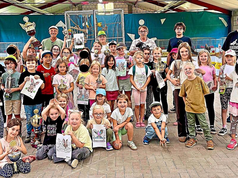 Teilnehmende Kinder des Ferienprogramms: von hinten links: Vorsitzender Rainer Wilm, Stellvertretender Vorsitzender Norbert Fell, Mitglied Sandro Schmitt, rechts außen: Sebastian Fell S. Fell Teilnehmende Kinder des Ferienprogramms: von hinten links: Vorsitzender Rainer Wilm, Stellvertretender Vorsitzender Norbert Fell, Mitglied Sandro Schmitt, rechts außen: Sebastian Fell S. Fell