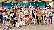 Teilnehmende Kinder des Ferienprogramms: von hinten links: Vorsitzender Rainer Wilm, Stellvertretender Vorsitzender Norbert Fell, Mitglied Sandro Schmitt, rechts au&szlig;en: Sebastian Fell S. Fell