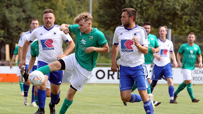 Der Dörfleinser Ramon Ofen nimmt den Ball an; rechs der Ebinger Johannes Skalischus, hinten Michael Pitzer. Der Dörfleinser Ramon Ofen nimmt den Ball an; rechs der Ebinger Johannes Skalischus, hinten Michael Pitzer.