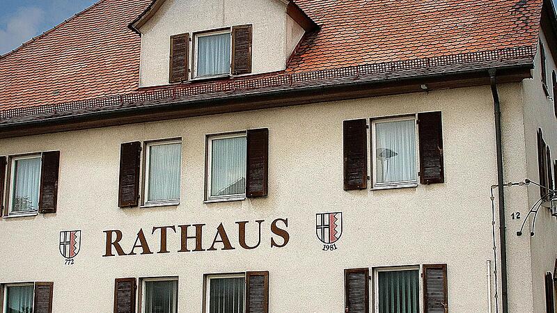Einen Kredit über knapp eine halbe Million Euro nimmt die Gemeinde Rannungen auf. Sie finanziert damit die Sanierung ihrer Mehrzweckhalle. Einen Kredit über knapp eine halbe Million Euro nimmt die Gemeinde Rannungen auf. Sie finanziert damit die Sanierung ihrer Mehrzweckhalle.