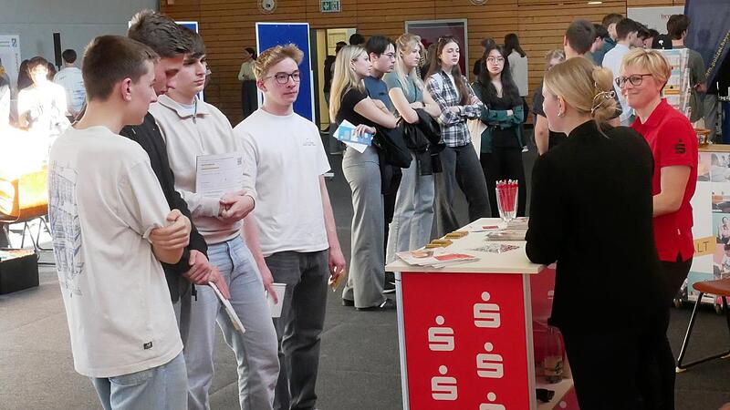 Arbeitgeber pr&auml;sentierten sich beim Alumni-Tag des Arnold-Gymnasiums: Nachwuchs ist gesucht.