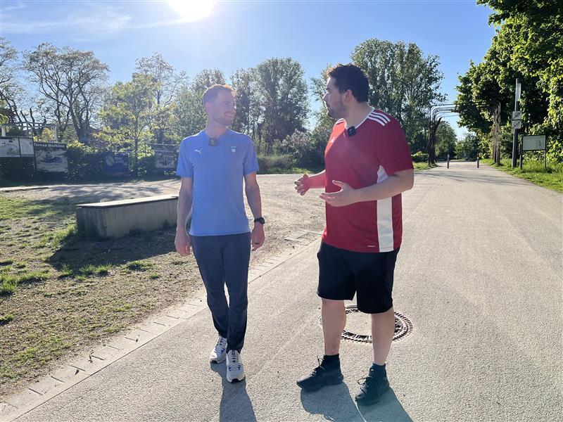 Tipps vom Triathlon-Weltmeister: Der Bamberger Chris Dels (li.) unterst&uuml;tzt unsere Reporter Max Danhauser bei seiner 60-Tage-Challenge.