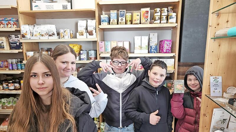 Sch&uuml;ler der Klasse 7dM im Weltladen Bad Br&uuml;ckenau