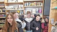 Sch&uuml;ler der Klasse 7dM im Weltladen Bad Br&uuml;ckenau