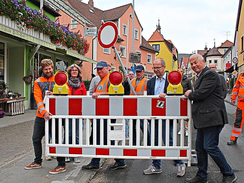 Die letzte Straßenabsperrung in der Pezoldstraße in Gößweinstein wurde beiseite getragen. Zweiter von rechts: Zweiter Bürgermeister Manfred Hänchen.Forchheim & Fränkische Schweiz Die letzte Straßenabsperrung in der Pezoldstraße in Gößweinstein wurde beiseite getragen. Zweiter von rechts: Zweiter Bürgermeister Manfred Hänchen.