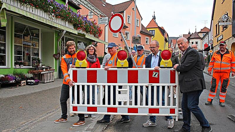 Die letzte Stra&szlig;enabsperrung in der Pezoldstra&szlig;e  in G&ouml;&szlig;weinstein wurde beiseite getragen. Zweiter von rechts: Zweiter B&uuml;rgermeister Manfred H&auml;nchen.