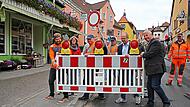 Die letzte Straßenabsperrung in der Pezoldstraße in Gößweinstein wurde beiseite getragen. Zweiter von rechts: Zweiter Bürgermeister Manfred Hänchen.Forchheim & Fränkische Schweiz Die letzte Straßenabsperrung in der Pezoldstraße in Gößweinstein wurde beiseite getragen. Zweiter von rechts: Zweiter Bürgermeister Manfred Hänchen.