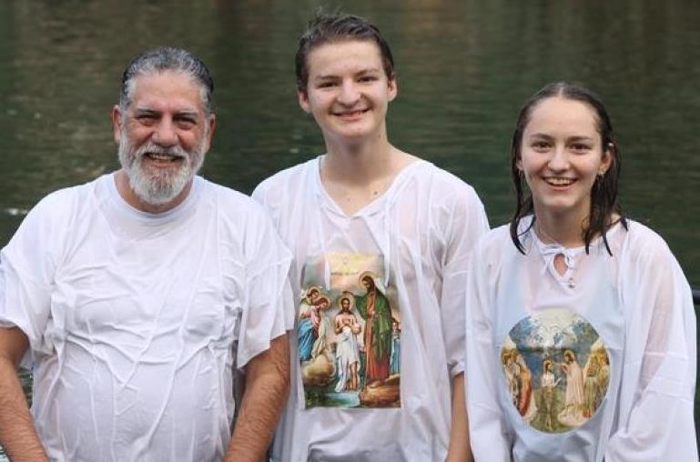 Rabbi Moshe Loewenthal taufte Paul und Romana Hofmann 2019 im Jordan.