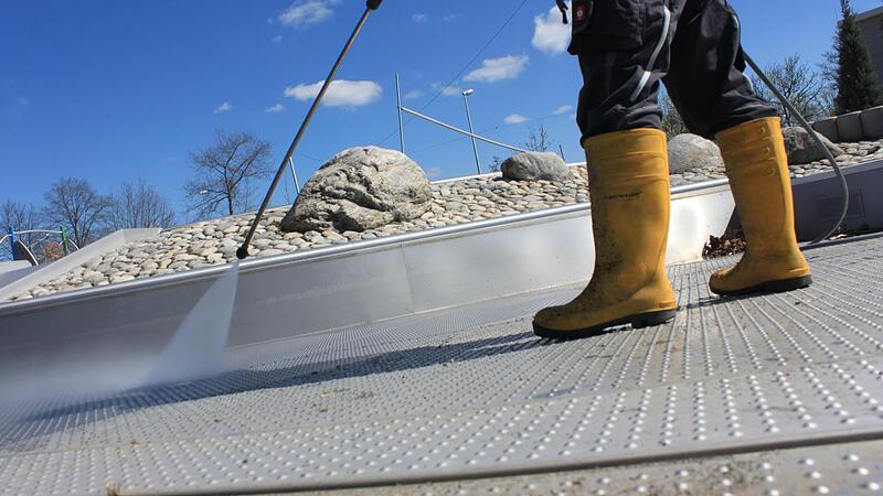 Die Reinigung der Becken nimmt auch im H&ouml;chstadter Freibad viel Zeit in Anspruch.