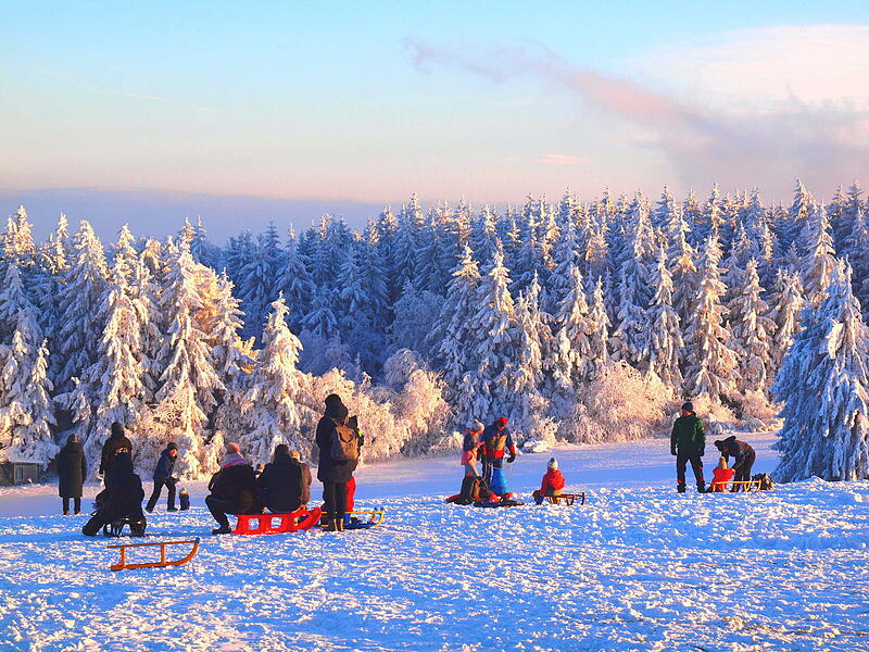 &bdquo;Richtige Winter sind wir kaum noch gew&ouml;hnt. Was den Autofahrern ein &Auml;rgernis und Hindernis ist, ist f&uuml;r die Kinder die reine Freude, wie hier auf dem Feuerberg in der N&auml;he zur Kissinger H&uuml;tte&ldquo;, schickt uns Hans-J&uuml;rgen Neumann.
