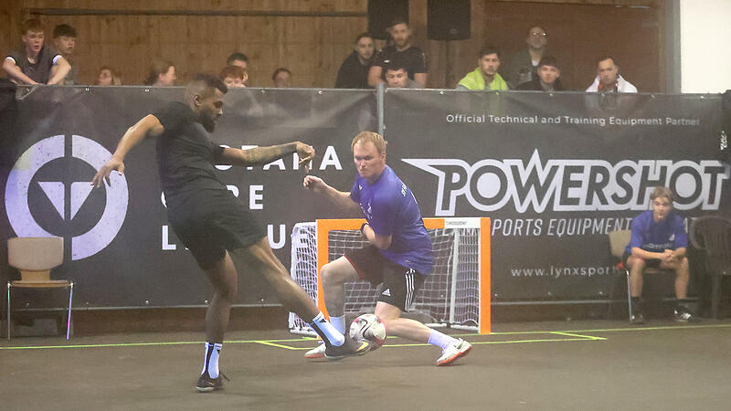 Der Ebelsbacher Bryan Weoiß (schwarzes Trikot) zieht gegen Fatschenbrunn um Niklas Fösel ab. Insgesamt zehn Mannschaften waren bei der Core League am Samstag dabei.