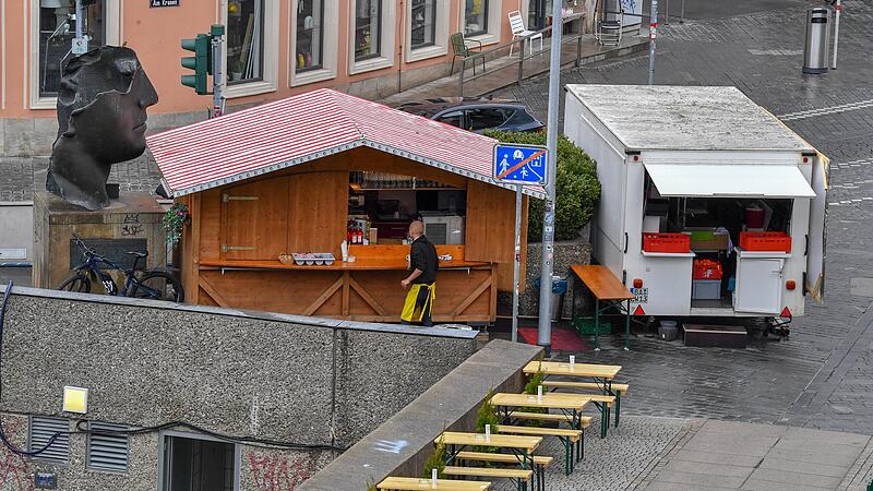 Die Störbeleuchtung stört – den Wirt beim Aufstellen der Buden. Deshalb muss er der Skulptur auf die Pelle rücken. Der Spülwagen rechts bildet optisch einen Kontrast zum schönen Aussichtspunkt.