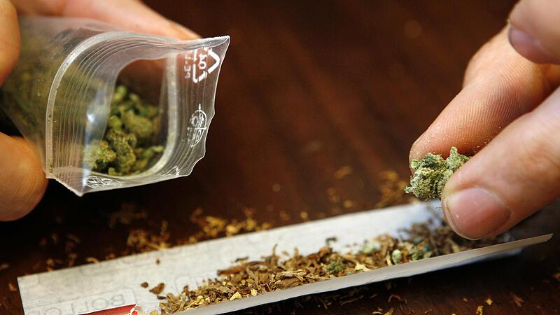 Ein Angeklagter soll in zwei Fällen mit Marihuana gehandelt haben, lautete der Vorwurf.