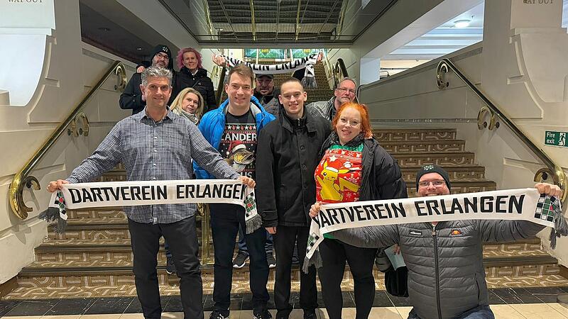 &bdquo;Team Pietreczko&ldquo; im Ally Pally: Frankens WM-Starter (3. v. rechts) hatte Freundin Lena, seine Eltern sowie Vereinskollegen aus Erlangen bei seinem Deb&uuml;tsieg gegen Mikuru Suzuki hinter sich.