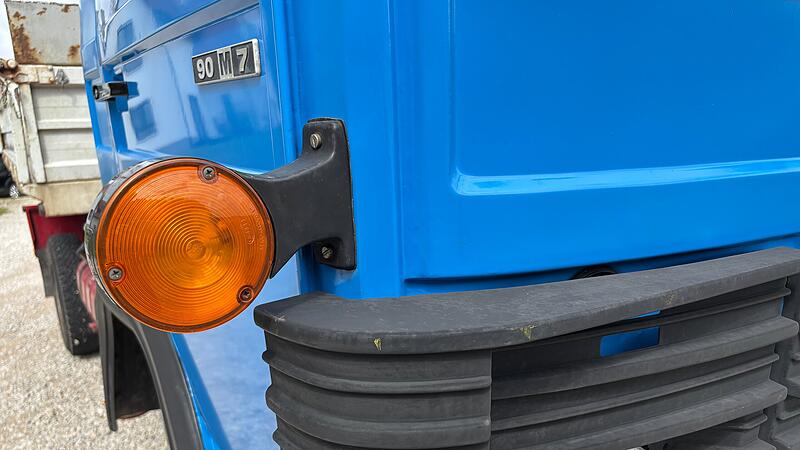 Die lolliförmigen Blinker waren in den 1970er-Jahren typische Erkennungsmerkmale der Lastwagen von Magirus-Deutz. Die lolliförmigen Blinker waren in den 1970er-Jahren typische Erkennungsmerkmale der Lastwagen von Magirus-Deutz.