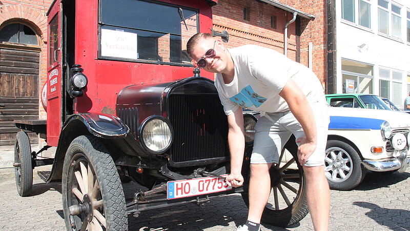 Florian Gohl aus Münchberg dreht an der Kurbel seines Ford Model T aus dem Jahr 1928