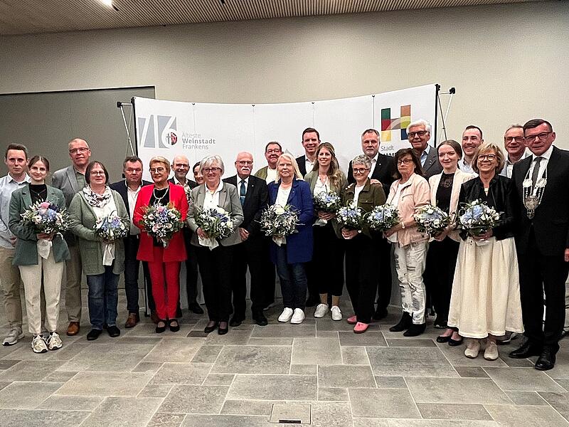 Zw&ouml;lf Ratsherren und Ratsfrauen wurde f&uuml;r ihre Dienste im Sinne der Stadt Hammelburg gedankt.