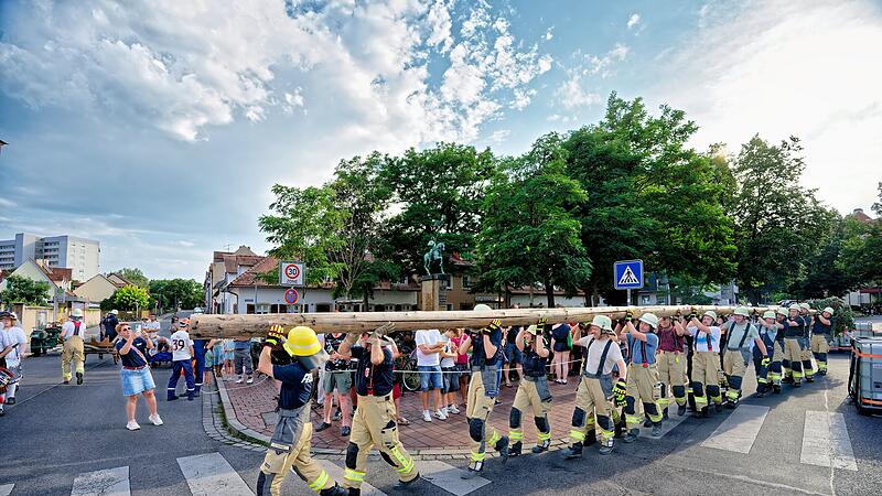 Die M&auml;nner und Frauen der Freiwilligen Feuerwehr Birkach stellen auch in diesem Jahr den Kerwabaum am Festplatz vor der Mariahilf Kirche.