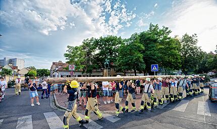 Wunderburger Kerwa 2026Wunderburger Kerwa 2026 Die Männer und Frauen der Freiwilligen Feuerwehr Birkach stellen auch in diesem Jahr den Kerwabaum am Festplatz vor der Mariahilf Kirche.