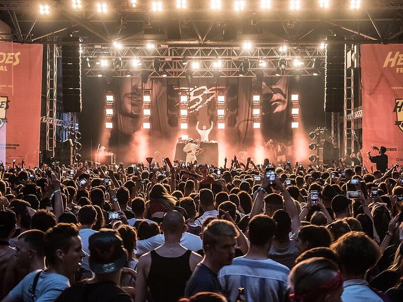 Im vergangenen Jahr besuchten über 6000 Fans der Rap- und Hip-Hop-Szene das Heroes Festival in Geiselwind (Lkr. Kitzingen). Im vergangenen Jahr besuchten über 6000 Fans der Rap- und Hip-Hop-Szene das Heroes Festival in Geiselwind (Lkr. Kitzingen).