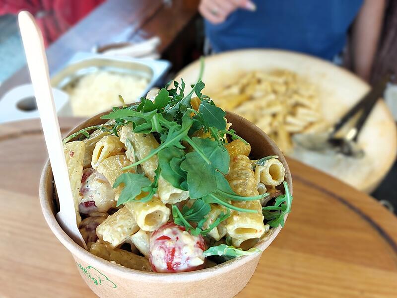 Und so sieht Pasta im Parmesanlaib aus.Kulinarischer Rundgang auf dem Kronacher Freischie&szlig;en