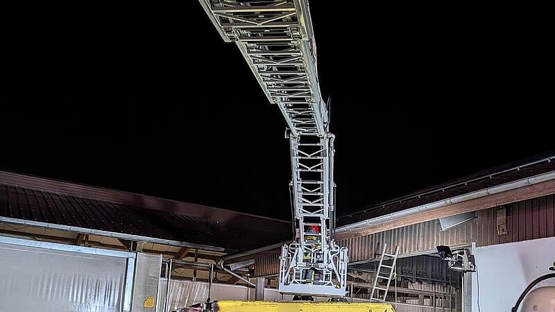 Ahorn: Landwirtschaftliche Maschine geht in Flammen auf - großer Schaden Ahorn: Landwirtschaftliche Maschine geht in Flammen auf - großer Schaden