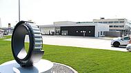 So werden Besucher nun am Höchstadter Schaeffler-Werk begrüßt: von einem metallenen Wälzlager.