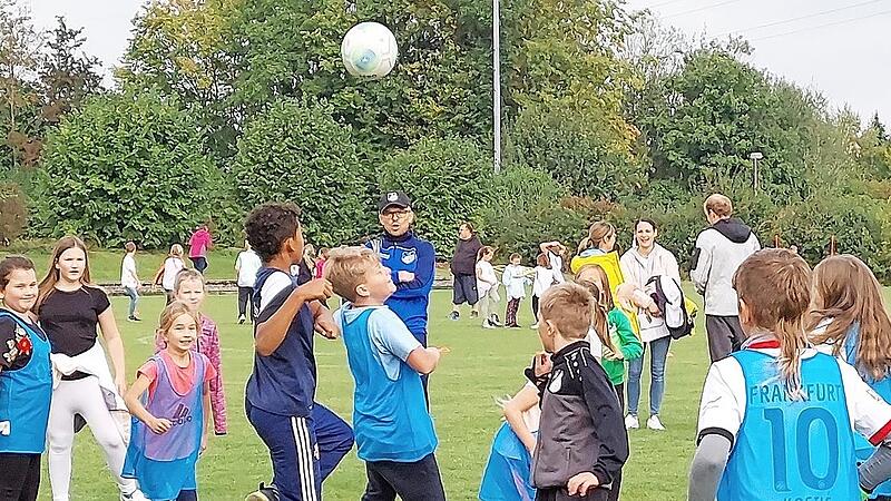 Ob hier schon k&uuml;nftige Profis am Werk waren, l&auml;sst sich wohl erst in ein paar Jahren feststellen. An der Ballhelden-Aktion stand erst einmal der Spa&szlig; am Fu&szlig;ball im Vordergrund.