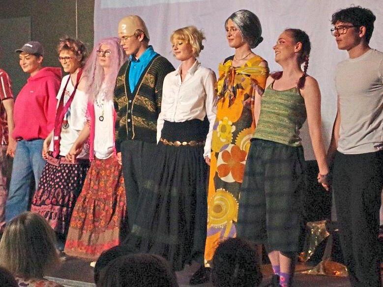 Großen Applaus gab es am Ende für die Theatergruppe. Großen Applaus gab es am Ende für die Theatergruppe.