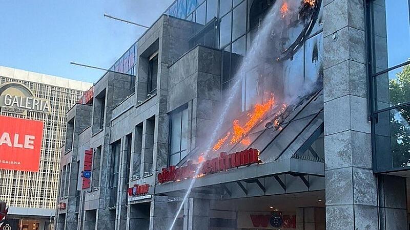 Brand an Fassade am Neuen Markt Erlangen Brand an Fassade am Neuen Markt Erlangen