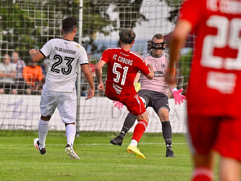 Im Hinspiel hielt Uwe Knauer (hier im Duell mit dem Coburger Florian Bieman) seinen Kasten sauber. Die Maske tr&auml;gt der Sylvia-Keeper mittlerweile nicht.