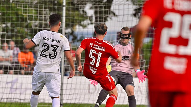 Im Hinspiel hielt Uwe Knauer (hier im Duell mit dem Coburger Florian Bieman) seinen Kasten sauber. Die Maske trägt der Sylvia-Keeper mittlerweile nicht. Im Hinspiel hielt Uwe Knauer (hier im Duell mit dem Coburger Florian Bieman) seinen Kasten sauber. Die Maske trägt der Sylvia-Keeper mittlerweile nicht.
