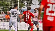 Im Hinspiel hielt Uwe Knauer (hier im Duell mit dem Coburger Florian Bieman) seinen Kasten sauber. Die Maske tr&auml;gt der Sylvia-Keeper mittlerweile nicht.