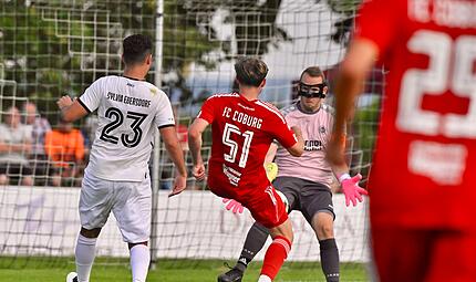 Im Hinspiel hielt Uwe Knauer (hier im Duell mit dem Coburger Florian Bieman) seinen Kasten sauber. Die Maske tr&auml;gt der Sylvia-Keeper mittlerweile nicht.