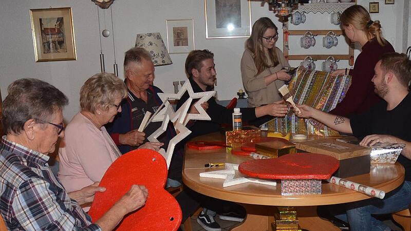 Das „1000 Herzen“-Team bei den Vorbereitungsarbeiten für die große Jubiläums-Weihnachtsgala. Unser Bild zeigt (von links) die Initiatoren Gerhard und Herta Burkert-Mazur, Bühnenbildner Wolfgang Hempfling sowie die jungen Teammitglieder Fabian Burk... Das „1000 Herzen“-Team bei den Vorbereitungsarbeiten für die große Jubiläums-Weihnachtsgala. Unser Bild zeigt (von links) die Initiatoren Gerhard und Herta Burkert-Mazur, Bühnenbildner Wolfgang Hempfling sowie die jungen Teammitglieder Fabian Burk...