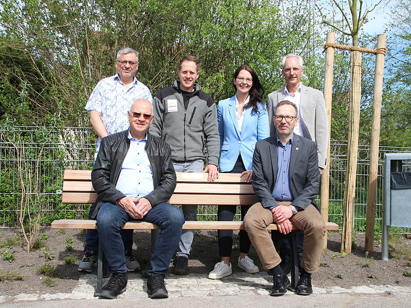 Seniorenbeirat der Stadt Coburg, Bernd Fischer (hinten links), Fabian Rosenbauer, Grünflächenamt, CSU-Stadträtin, Christina Vatke und Robert Welsch, Lasco Geschäftsführung, gemeinsam mit Lions Club Coburg Präsident Martin Vögele (vorne rechts) und Michael Knörnschild.