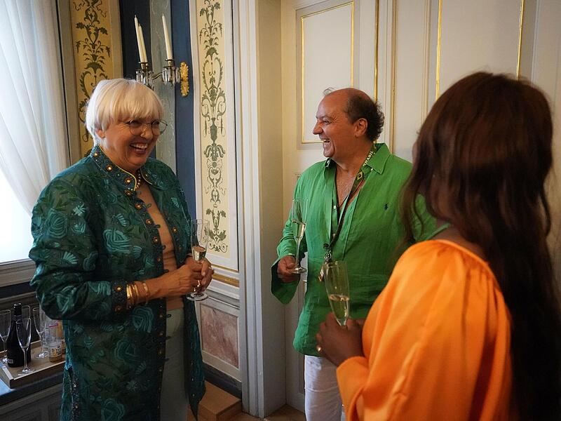 Claudia Roth im Gespr&auml;ch mit dem Chef des Samba-Festivals in Coburg, Rolf Beyersdorf.