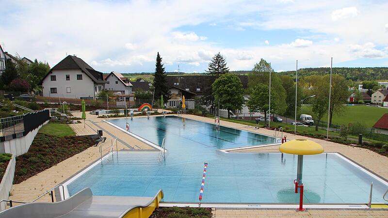 Das am Hang gelegene Freibad in Aschbach ist hochgefahren. So bald wie möglich will man hier wieder öffnen.
