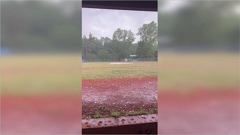 Fürth: Baseballspiel wegen Hagelschauer abgebrochen - "noch nie erlebt" Fürth: Baseballspiel wegen Hagelschauer abgebrochen - "noch nie erlebt"
