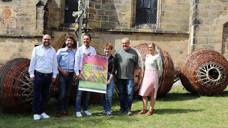 Sebastian Müller (von links), Steffen Hofmann (beide Stadt Lichtenfels, Bürgermeister Andreas Hügerich und Anna Wunderlich, Manfred Rauh und Jennifer Rubach (beide ZEF)vor der Stadtpfarrkirche. Sebastian Müller (von links), Steffen Hofmann (beide Stadt Lichtenfels, Bürgermeister Andreas Hügerich und Anna Wunderlich, Manfred Rauh und Jennifer Rubach (beide ZEF)vor der Stadtpfarrkirche.