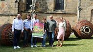 Sebastian M&uuml;ller (von links), Steffen Hofmann (beide Stadt Lichtenfels, B&uuml;rgermeister Andreas H&uuml;gerich und Anna Wunderlich, Manfred Rauh und Jennifer Rubach (beide ZEF)vor der Stadtpfarrkirche.