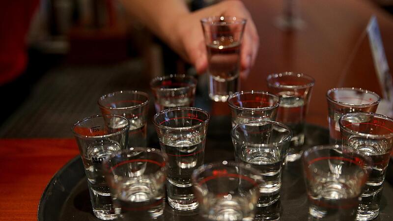 Auch zum Schnaps griff der Angeklagte vor seiner Tat. Auch zum Schnaps griff der Angeklagte vor seiner Tat.