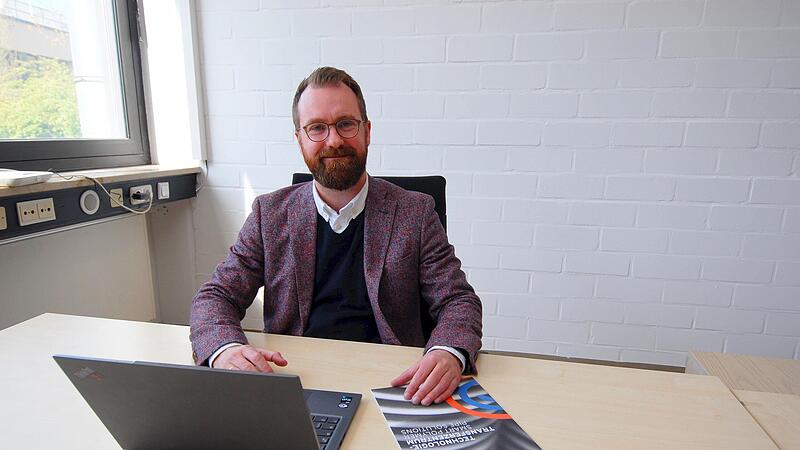 Noch ist sein B&uuml;ro leer, aber die R&auml;dchen im Kopf drehen sich bereits: Johannes Kr&uuml;ckel hat gro&szlig;e Pl&auml;ne in Ha&szlig;furt.